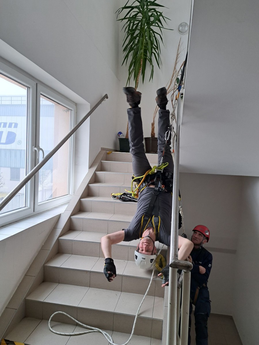 Mytí prosklených fasád čištění ve výškách