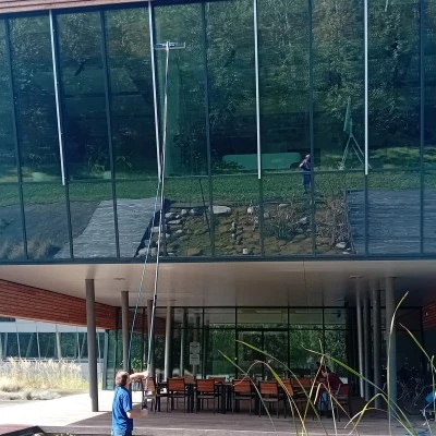 Výzva nad vodní hladinou: mytí fasády u ČVUT UCEEB bez lešení a chemie