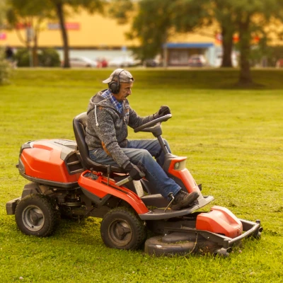 ZAJISTÍME ZDRAVÝ TRÁVNÍK I ČISTÉ KOMUNIKACE
