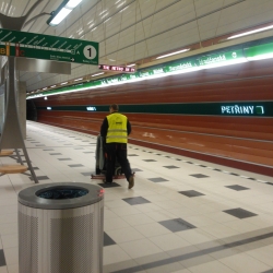 Úklid stanice metra Petřiny