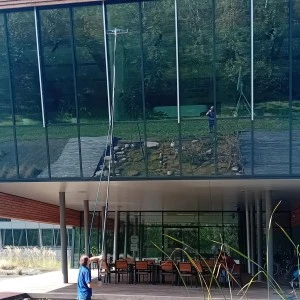 Výzva nad vodní hladinou: mytí fasády u ČVUT UCEEB bez lešení a chemie