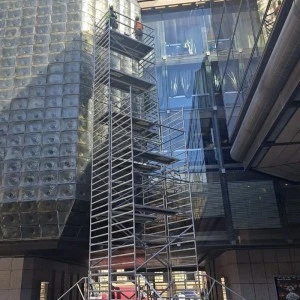 Čistíme opláštění Nové scény Národního divadla: technická výzva s prestižním významem