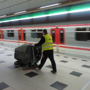 Úklid stanice metra Petřiny