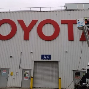 Sundejte TO! Demontáž loga Toyota